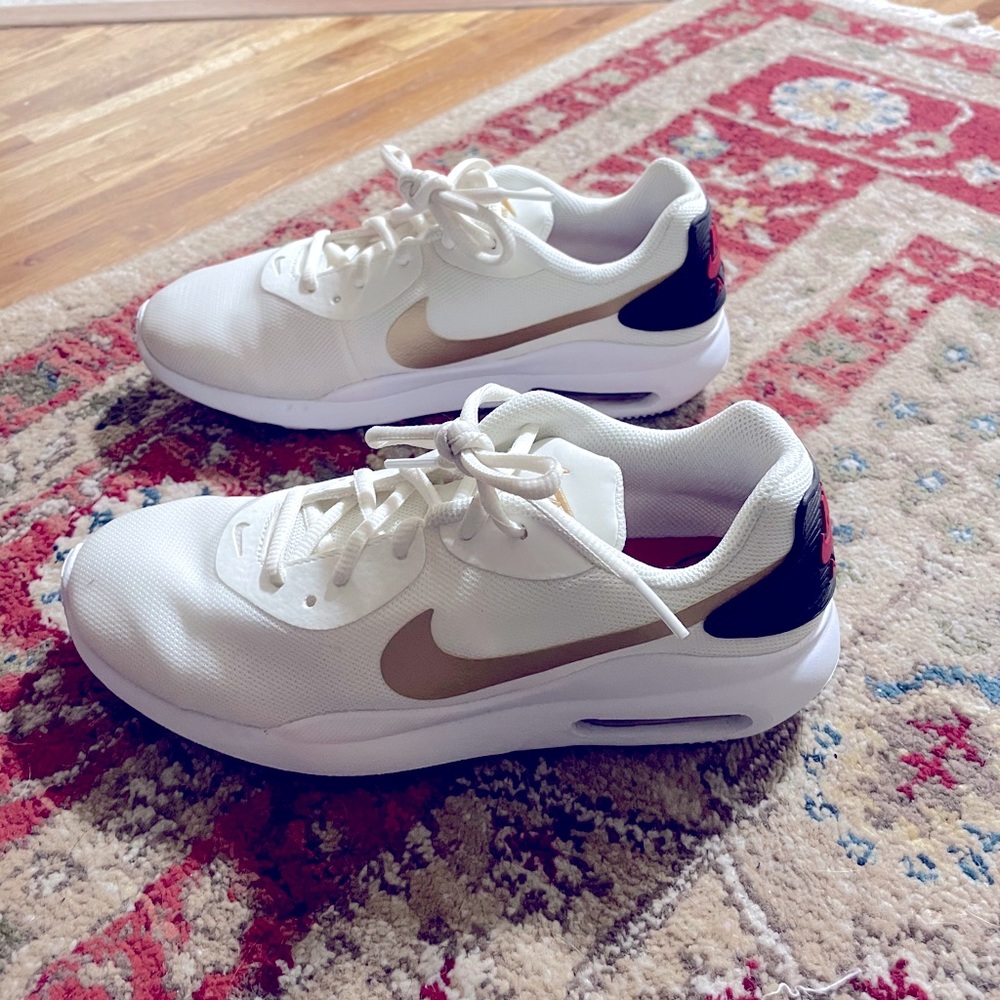 LIKE NEW Women's Airmax Size 7.5